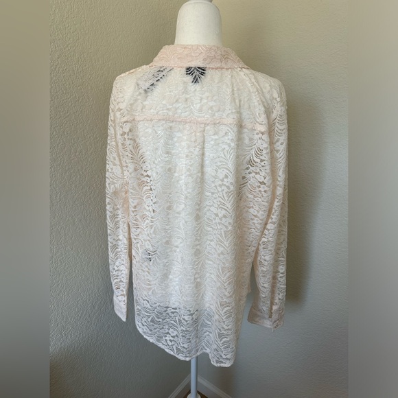 NWT TORRID IVORY CHENILLE LACE BUTTON DOWN SHIRT TORRID SIZE 1 (SIZE 14/16 - 1X) - Picture 2 of 11